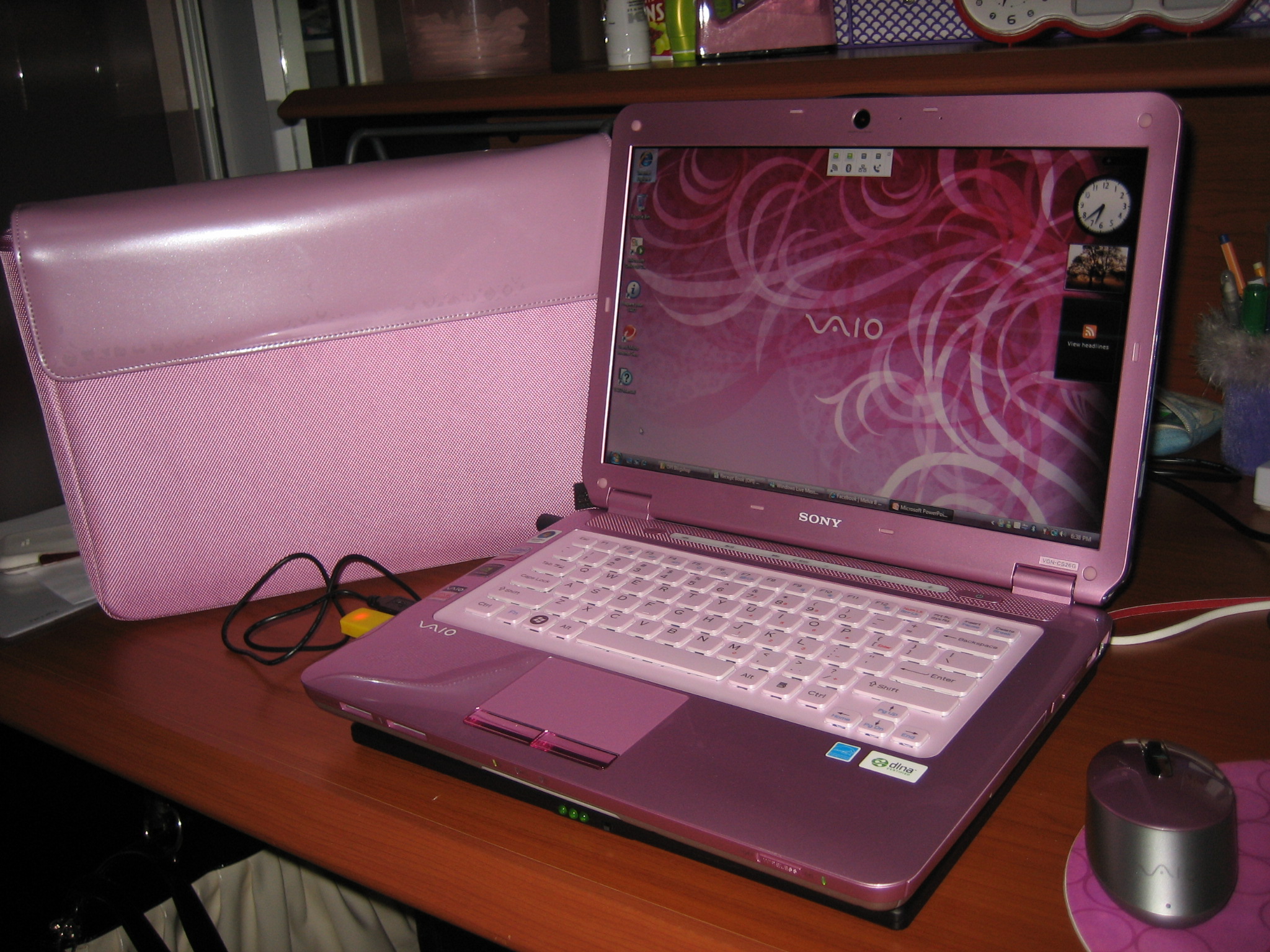 Розовый ноутбук купить. Сони Вайо розовый ноутбук. Нетбук сони Вайо. Sony VAIO розовый 2009. Нетбук Sony VAIO розовый.